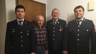 Bild: Karin Schmidt
Erster und zweiter Vorstand Matthias Friedl und Josef Schleicher in Begleitung von Gerätewart Martin Stopfer von der Feuerwehr Heinersreuth überbringen die Glückwünsche.