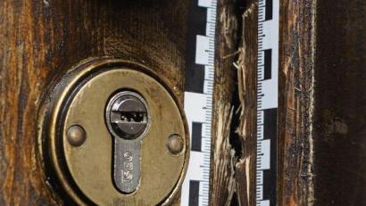 Symbolbild: Petra Hartl
Mit Gewalt drangen die Täter in eine Wohnung in Rehau ein.