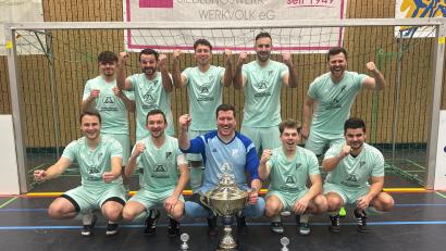 Bild: svk
Der SV Köfering präsentiert stolz den Hubertus-Cup. Im Finale besiegte der Gastgeber den TSV Kümmersbruck mit 7:1.