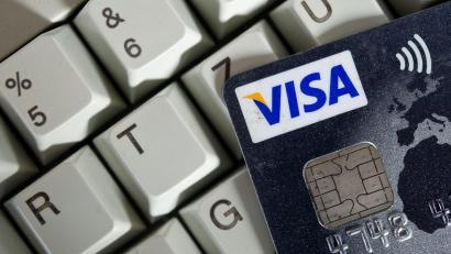 Symbolbild: Ole Spata/dpa
Eine Visa-Kreditkarte liegt auf einer Tastatur. In Amberg und im Landkreis Amberg-Sulzbach häufen sich die Fälle von Internetbetrug durch Fake-Shops. Die Polizei gibt Tipps, um sich vor bösen Überraschungen zu schützen.