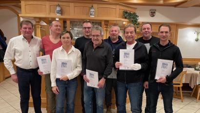Bild: Robert Härtl/exb
Geschäftsführer Robert Härtl (von links) zusammen mit den geehrten Mitarbeitenden Manuel Stadler, Marianne Härtl, Thomas Härtl, Markus Bezold, Michael Fuhrmann, Jürgen Albert, Andreas Zeitler und Michael Härtl.