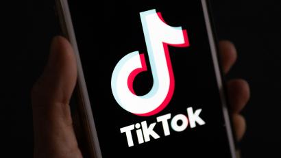Bild: Monika Skolimowska/dpa
Tiktok betont zwar stets, dass Bytedance mehrheitlich internationalen Investoren gehöre - aber durch die Zentrale in Peking muss sich der Mutterkonzern auch Vorgaben der Behörden beugen.