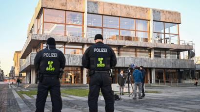 Bild: Uli Deck/dpa
Die DFL ist mit ihrer Beschwerde gegen eine Beteiligung an den Polizeikosten für Hochrisikospiele am Bundesverfassungsgericht gescheitert.