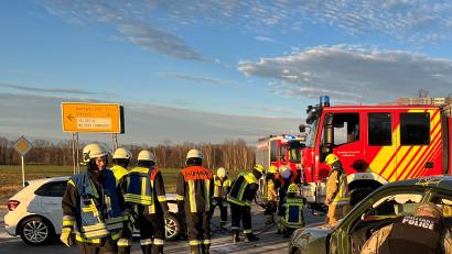 Bild: Wolfgang Steinbacher
Vier Feuerwehren, Polizei und Rettungsdienst waren zu dem schweren Unfall auf der B299 bei Seugast ausgerückt.