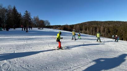 Bild: rw
Der Skilift in Pfaben ist seit Samstag wieder in Betrieb. Am Sonntag nutzten viele Skifahrer und Snowboarder bei idealen Verhältnissen die Gelegenheit zum Wintersport.