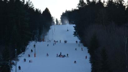 Bild: dob
Skifahrer konnten nur den unteren Bereich des Abhangs nutzen. Oben arbeiteten noch die Schneekanonen mit Hochdruck an einer guten Schneeauflage. Aktuell ist der komplette Abhang für die Wintersportler geöffnet.