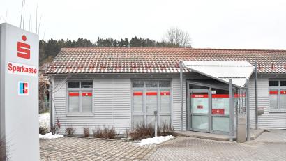 Bild: Petra Hartl
Unbekannte Täter sind Ende August 2024 in die Sparkassenfiliale in Illschwang eingedrungen. Dabei brachen sie den Geldautomaten auf, erbeuteten mehrere Tausend Euro Bargeld und richteten mit einem Feuerlöscher in der Niederlassung erheblichen Schaden an.