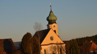 Bild: dob
Im hereinbrechenden Abendlicht leuchtet die Roggensteiner Pfarrkirche St. Erhard schon jetzt prächtig über dem Luhetal.