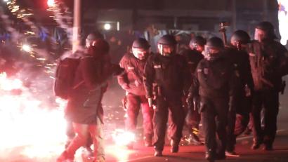 Bild: Julius Schreiner/dpa
Polizei zwischen brennendem Feuerwerk auf der Straße in Berlin in der Silvesternacht.
