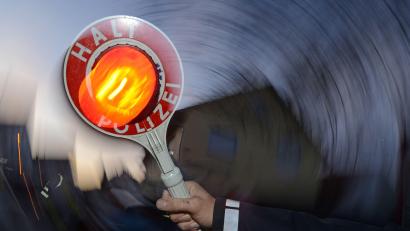 Bild: Patrick Seeger/dpa
Die Verkehrspolizei Amberg unterband eine Alkoholfahrt und erwischte etliche Autofahrer, die zu schnell fuhren.