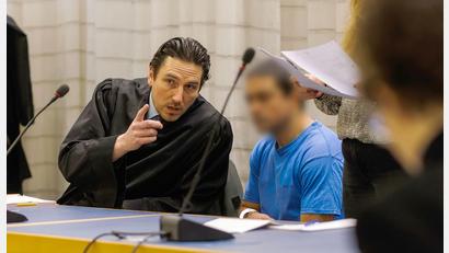 Bild: Philipp von Ditfurth/dpa
Ein 42-Jähriger steht wegen Angriffen auf Menschen vor Gericht.