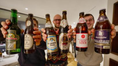 Bild: Philipp Koch/Round Table 235
Sechs Biere aus Amberg und Amberg-Sulzbach werden gemeinsam mit einem Experten verkostet. Darunter auch ein Pils von der Brauerei Märkl, die ihren Betrieb einstellt, und ein dunkles Sperber-Zoigl – das einzige Bier aus Sulzbach-Rosenberg bei der Verkostung.