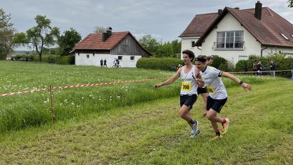 Archivbild: Christine Hollederer
Spannende Duelle, wie hier im vergangenen Jahr, wird es auch beim Landkreislauf 2025 am 10. Mai wieder geben.