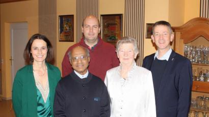 Bild: snn
Gratulationscour zum 80. Geburtstag (von links): Annette Wenkmann (Zweite Vorsitzende des OGV), Pfarrer Josef Madathiparampil, Markus Fuchs (Vorsitzender des OGV), Maria Hummel (Jubilarin) und Albert Geitner (Bürgermeister).