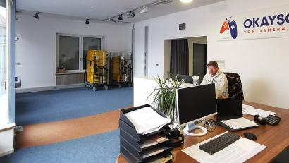 Bild: Portner
Am 3. März öffnet die Postfiliale Oberviechtach im Online-Laden „OkaySoft“. Inhaber Stefan Wachter handelt mit Konsolenspielen, die zum Teil schon jetzt im Rollcontainer (hinten) von der Deutschen Post abgeholt werden.