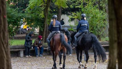 Archivbild: Peter Kneffel/dpa
Polizei und der Kommunale Außendienst sollen kontrollieren, ob die Verbote eingehalten werden.