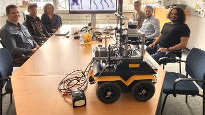 Bild: upl
Das Automotive-Team der OTH im Besprechungsraum in Amberg. Im Vordergrund der Prototyp des Rettungsroboters.
