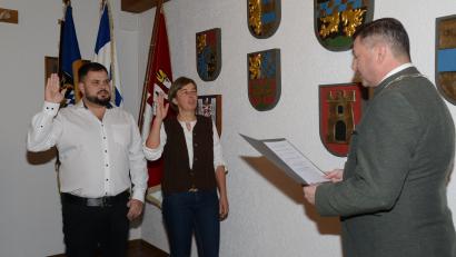 Bild: bey
Bürgermeister Rainer Rewitzer vereidigte im Pleysteiner Stadtrat Dominic Maier und Erika Parton als Nachfolger des ausgeschiedenen Ehepaares Ulrich und Barbara Weig.