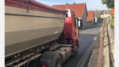 Archivbild: sei
Immer mehr Fahrzeuge fahren durch die Hüttener Straße in Mantel. Die Bewohner und Bürgermeister Richard Kammerer klagen über den dadurch entstehenden Lärm und die Gefahren für Fußgänger und Fahrradfahrer.