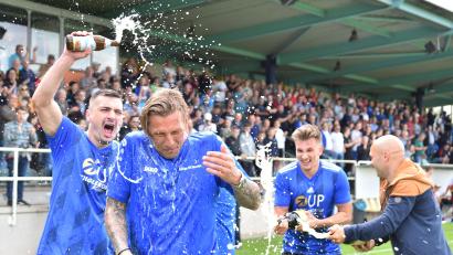 Archivbild: A. Schwarzmeier
Ambergs Winter-Neuzugang Jasmin Abdihodzic (links) und Trainer Andreas Scheler (Zweiter von links) kennen sich aus gemeinsamen Zeiten bei der SpVgg SV Weiden, wo sie zusammen die Landesliga-Meisterschaft feierten.