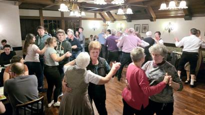 Bild: Peter Schneeberger/exb
30 Jahre Volkstanz feiern die „Oberpfälzer Volksmusikfreunde e.V.“ im Hellerbrandsaal in Högling.