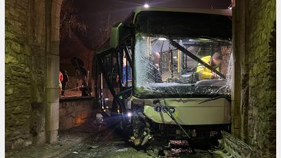 Bild: Pascal H./NEWS5/dpa
Ob der Busfahrer bei Straßenglätte zu schnell unterwegs war, soll nun ein Gutachter klären.