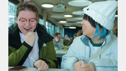 Bild: Wolfgang Steinbacher
Typisierungsaktion an der OTH in Amberg: Die Studentinnen Lilli und Quynh machten auch mit.