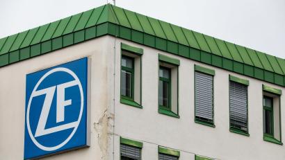 Bild: Wolfgang Steinbacher
Die Fassade bröckelt etwas an einem Gebäude von ZF Auerbach: Wie viele Stellen werden dort bis Ende 2025 abgebaut? Das ist bisher noch nicht klar.