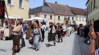 Archivbild: Susanne Forster
Auch im Jahr 2026 gibt es ein Historisches Marktspectaculum in Bärnau (Bild zeigt den Festzug von 2022).