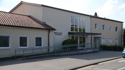 Bild: ak
Der rechte bisher als Hausmeister- und Lehrerwohnung genutzte Gebäudeteil wird in Kürze abgerissen. Dort entsteht der Verbindungstrakt zum Neubau der Offenen Ganztagsschule.