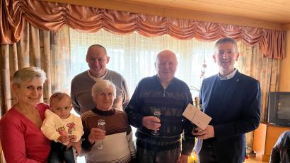 Bild: Regina Kießling
Bürgermeister Albert Geitner (rechts) gratuliert Josef Iberl (Zweiter von rechts), hier mit Ehefrau Rita, Tochter Claudia mit Ehemann und Urenkelin Resi, zum 80. Geburtstag.