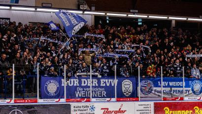 Bild: Werner Moller
Die Fans des Weidener Eishockeys dürfen bereits die finanzielle Rettung des 1. EV Weiden bejubeln und ebenso auf die DEL-2-Zukunft der Blue Devils Weiden hoffen.