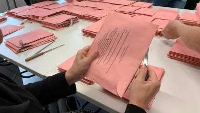 Archivbild: Heike Unger
Bei Bundestagswahlen ist die Beteiligung in Sulzbach-Rosenberg traditionell am höchsten. Es wird mit noch mehr Briefwählern als zuletzt gerechnet. Das bedeutet viel Arbeit für die freiwilligen Wahlhelfer. Immerhin: Davon gibt es dieses Mal erfreulich viele.
