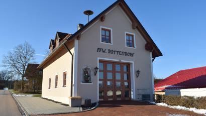 Bild: bnr
Das Feuerwehrauto der Feuerwehr Rottendorf hat 29 Jahre auf dem Buckel und müsste dringend erneuert werden. Der Gemeinderat signalisierte für eine Ersatzbeschaffung Zustimmung.
