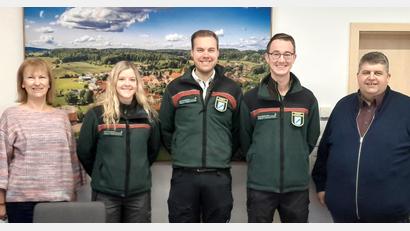 Bild: Josef Sellner
Beim Vorstellungsgespräch im Rathaus in Illschwang: (von links) Bürgermeisterin Brigitte Bachmann (Birgland), Eva Höcherl, Matthias Meier, der neue Leiter des Forstreviers Illschwang, Kevin Kraus, und Bürgermeister Dieter Dehling (Illschwang).
