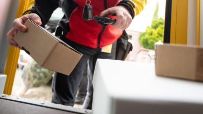 Symbolbild: Sebastian Gollnow/dpa
Viele Paketzusteller sind nicht bei der DHL, sondern bei kleinen und kleinsten Subunternehmen angestellt. Dagegen will die KAB vorgehen.