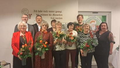 Bild: Andrea Fischer/exb
Langjährige und treue Mitarbeitende zeichnete der Elisabethenverein im Kreiscaritasverband Tirschenreuth/Wunsiedel aus. In der vorderen Reihe (von links) Christa Schmid, Heike Wolfrum, Silvia Schulz, Elisabeth Gleißner, Rosa Haubner und Cordula Köhler. In der hinteren Reihe (von links) Caritas-Vorstand Martin Kneidl, Rainer Schmid (Geschäftsführer Elisabethenverein) sowie die Geehrten Rosa-Maria Röckl und Matthias Schneider.