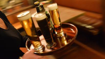 Bild: Marc Tirl/dpa
Ein Wirtshaus, für das die Stadt Schwandorf die Erlaubnis widerrufen hat, darf vorläufig wieder öffnen.