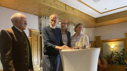 Archivbild: gri
Hannes Wilde (Zweiter von links), als ihm vor wenigen Tagen das "Freudenberger Urgestein" verliehen wurde. Reinhold Escherl (links) hielt die Laudatio. Neffe Thomas mit Frau Susanne waren extra aus Hamburg angereist.