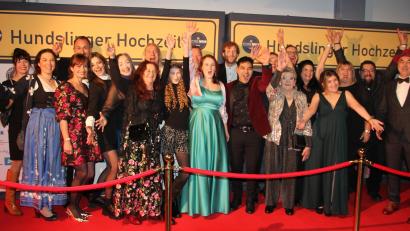 Bild: kro
Bei der Oberpfalz-Premiere am Mittwochabend im Cineplanet Tirschenreuth hatten die Darstellerinnen und Darsteller allen Grund zum Jubeln. Die "Hundslinger Hochzeit" von Christina Baumer (Mitte) legte einen erfolgreichen Start hin.