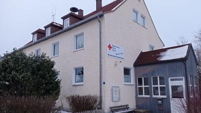 Bild: fpoz
Aktuell hat das BRK Poppenreuth hier sein Domizil. Bei den zukünftigen Beratungen wird sich zeigen, wie mit dem ehemaligen Gemeindehaus verfahren wird und wo die Feuerwehr Poppenreuth letztlich eine neue Heimat findet.