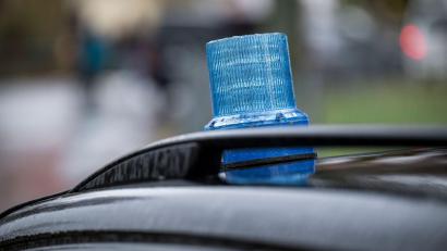 Symbolbild: Daniel Vogl/dpa
Polizeibeamte haben zwei Brüder zu ihren Erziehungsberechtigten gebracht, nachdem sie auf Gleisen unterwegs waren.