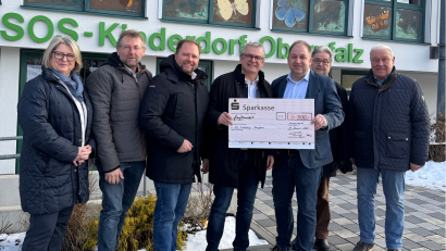 Bild: Regina Reichl
Eine 500-Euro-Spende überreichten MdL Martin Scharf und die Freien Wähler im Kreisverband Tirschenreuth an das SOS-Kinderdorf in Immenreuth. Von links Gisela Kastner, Hermann Schraml, Hubert Schicker, Martin Scharf, Holger Hassel, Hans Klupp und Eberhard Besold.