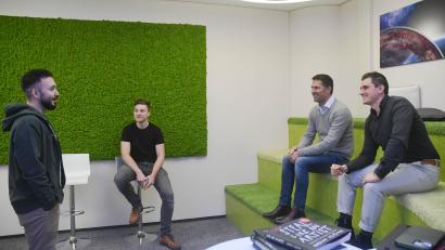 Bild: Gabi Schönberger
Richtige IT-Atmosphäre. Die beiden TIKI-Führungskräfte Florian Hagn (von rechts) und Michael Bock beim Austausch in der Kommunikationsecke.