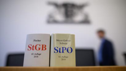 Symbolbild: Sebastian Gollnow/dpa
Ein Mann aus dem Landkreis Schwandorf muss sich unter anderem wegen des Missbrauchs an Kindern vor dem Landgericht Amberg verantworten.