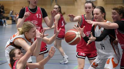 Bild: Tobias Schwarzmeier
Einen harten Kampf um jeden Ball erwartet die Neustädter Regiobasketballerinnen beim wichtigen letzten Hauptrundenspiel in Würzburg.