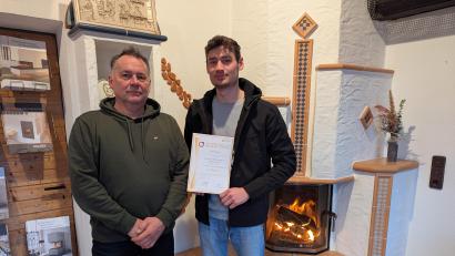 Bild: wrl
Als bester in ganz Deutschland hat Kilian Merter seine Ausbildung zum Ofenbauer absolviert. Nun arbeitet er im Betrieb von Vater Gerald Merter mit.