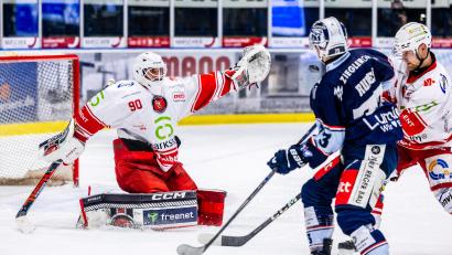 Bild: Tobias Neubert
Blue-Devils-Kapitän Tomas Rubes (Mitte) lupfte die Scheibe in dieser Szene zum zwischenzeitlichen 2:0 über die Fanghand von Oleg Shilin (Eispiraten Crimmitschau) ins Tor.