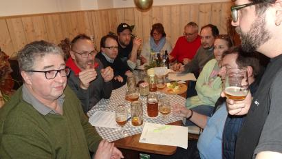 Bild: ui
Im Gespräch mit den Gästen, darunter dem Vorsitzenden des Parksteiner Zeiglhausvereins Andreas Bösl (links), erkundet Bierdoktor Johannes Sauer (rechts) die Geschmackseindrücke verschiedener Biersorten.