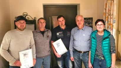 Bild: fvo
Alois Bäumler und dessen Ehefrau Maria, Inhaber der Schreiner Bäumler in Waldthurn (rechts), ehren die Mitarbeiter (von links) Thomas Feiler, Andreas Galli und Norbert Feneis.